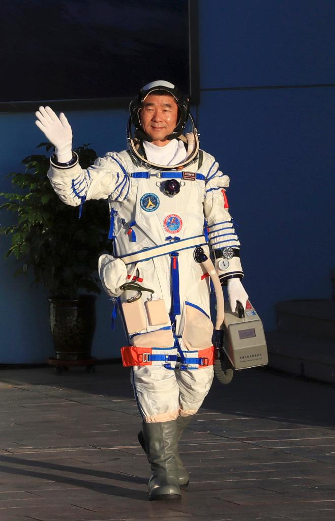 C R Monie Pour Dire Au Revoir Aux Astronautes Chinois De La Mission