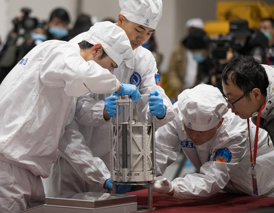 Multim Dia Des Chantillons Lunaires De La Mission Chang E Seront