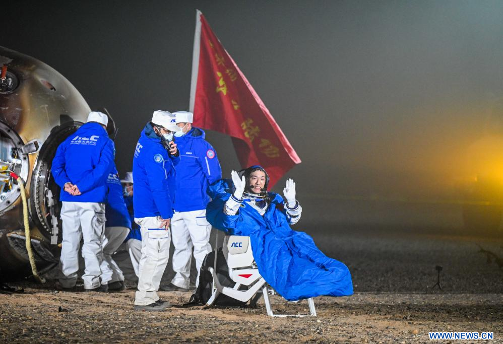 Tous Les Astronautes Du Shenzhou Sortent De La Capsule De Retour