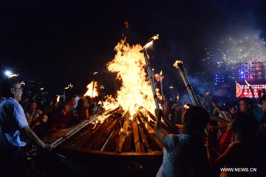  Fête des Torches de l'ethnie Yi dans le sud-ouest de la Chine