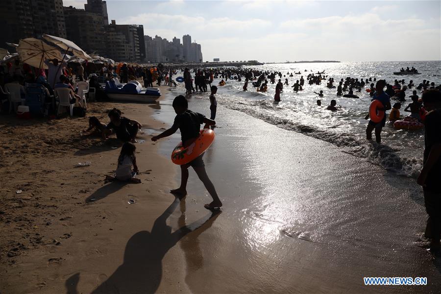Egypte : des gens s'amusent à la plage