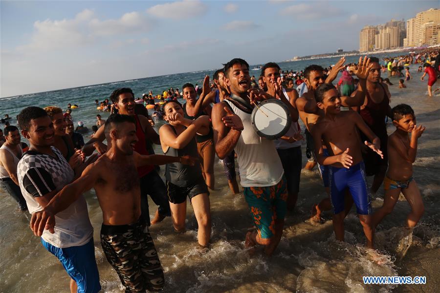 Egypte : des gens s'amusent à la plage