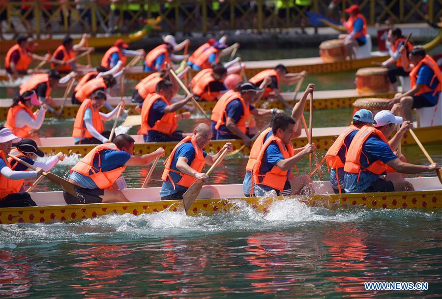 Course de bateaux-dragons dans le centre de la Chine