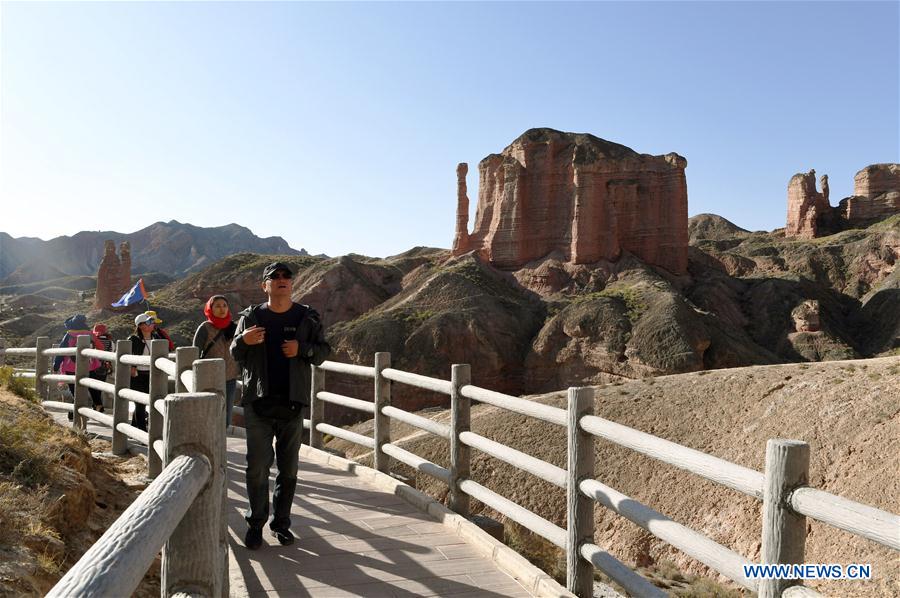 Chine : paysage des reliefs de Danxia dans le nord-ouest