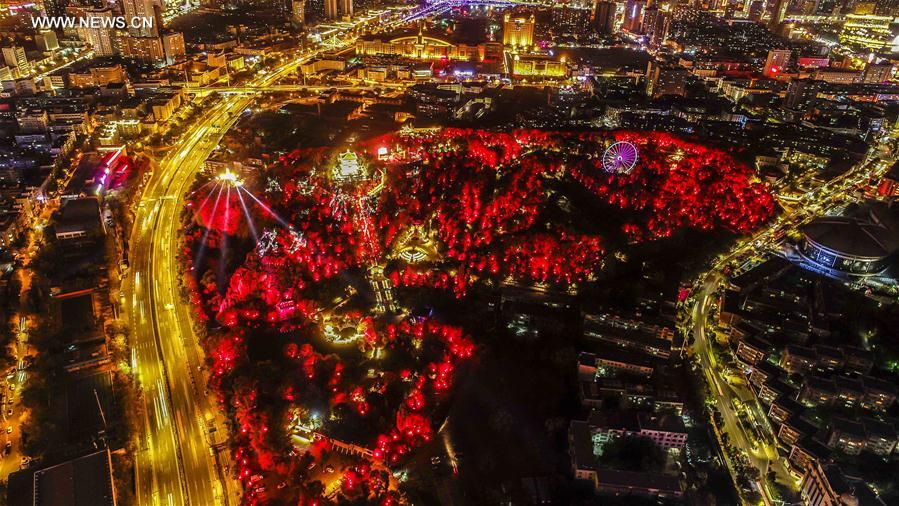 Chine : vue nocturne d'Urumqi