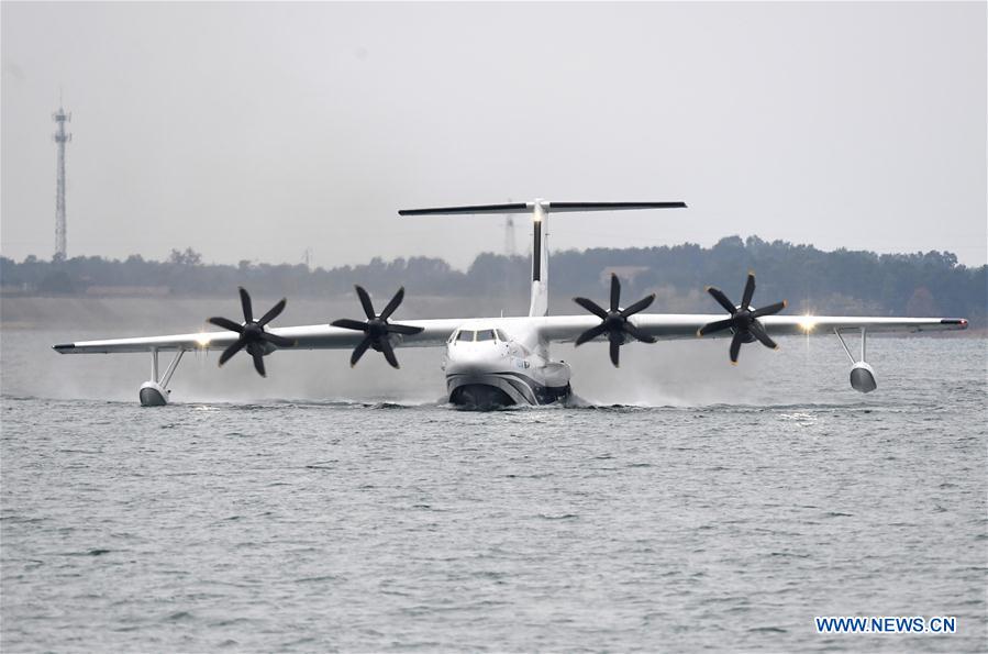 Premier d&eacute;jaugeage de l'avion amphibie chinois AG600
