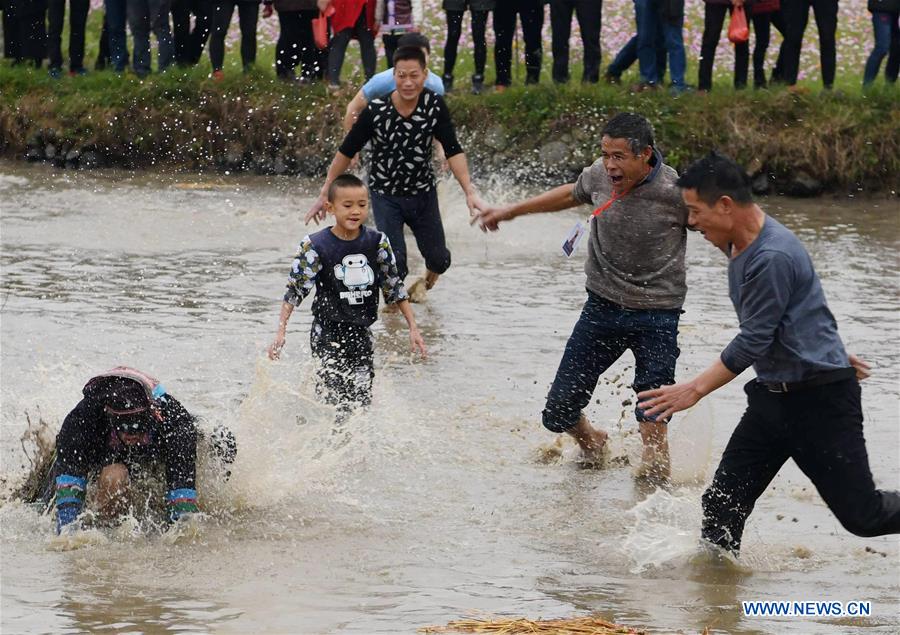 Chine : festival de la pêche au Guangxi