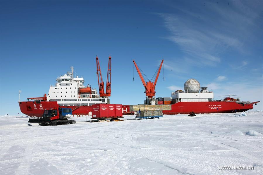 Op&eacute;ration de d&eacute;chargement de mat&eacute;riel du brise-glace chinois Xuelong en Antarctique 