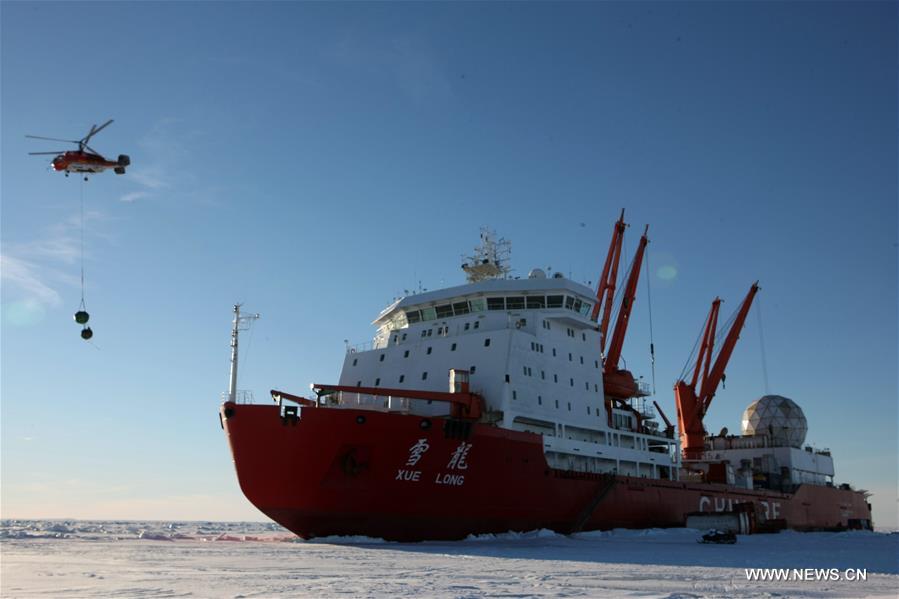 Op&eacute;ration de d&eacute;chargement de mat&eacute;riel du brise-glace chinois Xuelong en Antarctique 