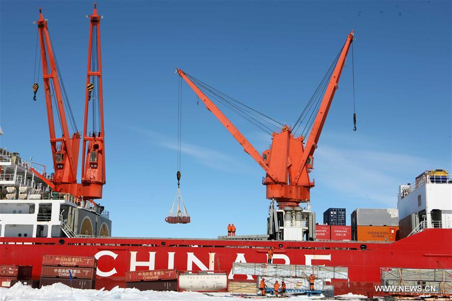 Op&eacute;ration de d&eacute;chargement de mat&eacute;riel du brise-glace chinois Xuelong en Antarctique 
