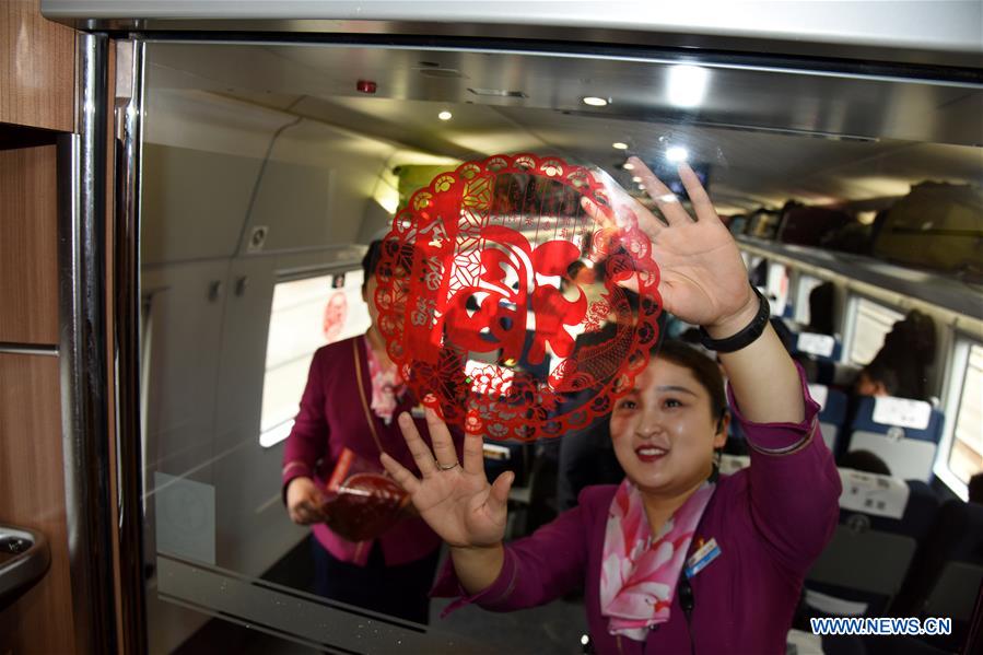 Chine : le caractère chinois du bonheur dans un train à grande vitesse