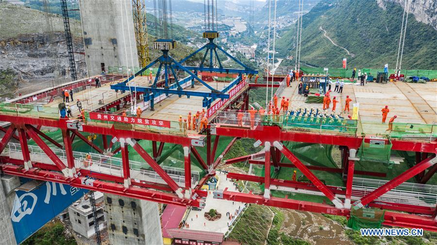 Chine : pont de la rivi&egrave;re Chishui en construction
