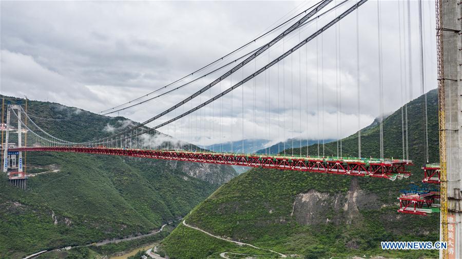 Chine : pont de la rivi&egrave;re Chishui en construction