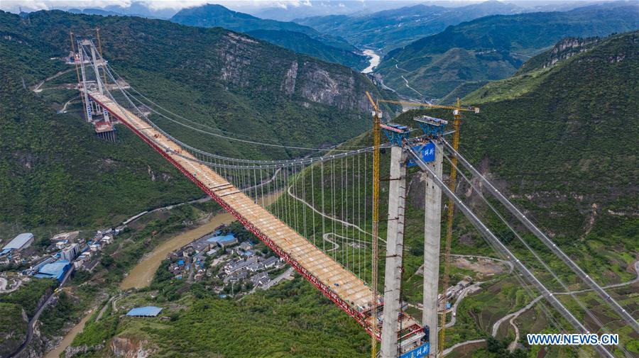 Chine : pont de la rivi&egrave;re Chishui en construction