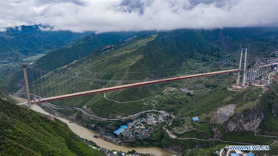 Chine : pont de la rivi&egrave;re Chishui en construction