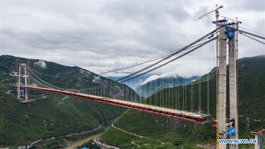 Chine : pont de la rivi&egrave;re Chishui en construction