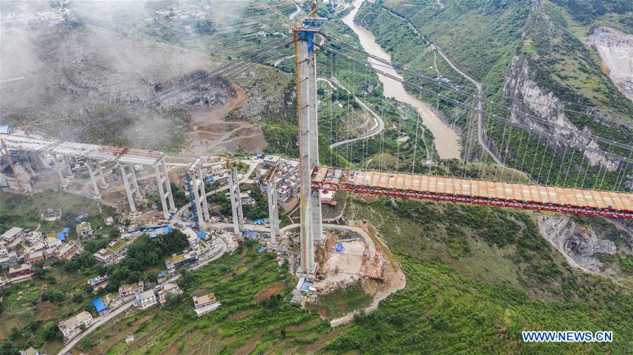 Chine : pont de la rivi&egrave;re Chishui en construction