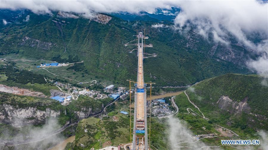 Chine : pont de la rivi&egrave;re Chishui en construction