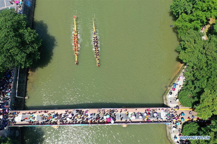 Chine : course de bateaux-dragons dans le Hunan
