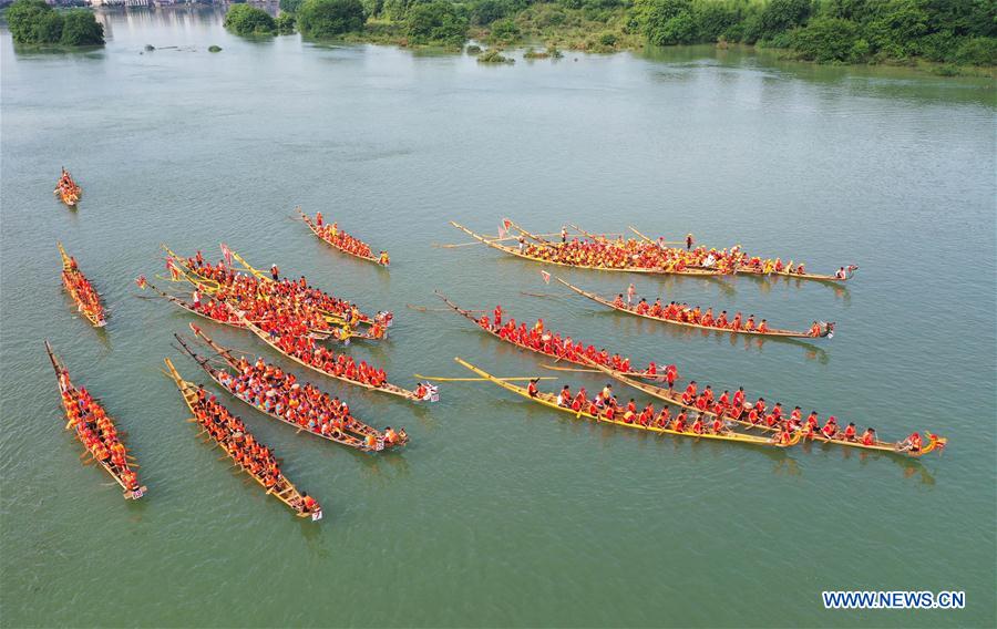 Chine : course de bateaux-dragons dans le Hunan