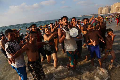 Egypte : des gens s'amusent &agrave; la plage
