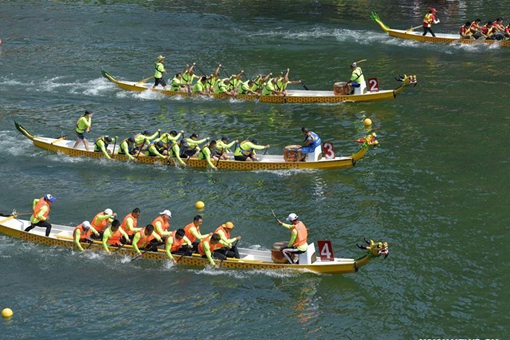 Course de bateaux-dragons dans le centre de la Chine