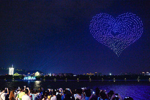 Chine : spectacle des drones pour accueillir la f&ecirc;te Qixi