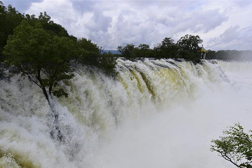 Chine : cascade Diaoshuilou au Heilongjiang