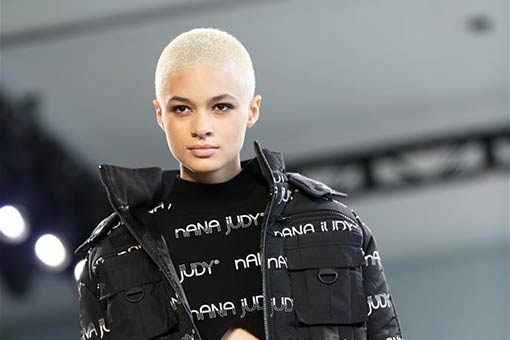 Semaine de la mode de New York: défilé des créations de NANA JUDY