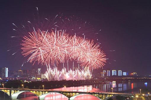 Chine : feux d'artifice au-dessus d'une rivi&egrave;re &agrave; Changsha