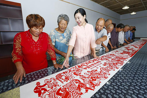 Chine : une oeuvre en papier d&eacute;coup&eacute; de 2.018 cm de long