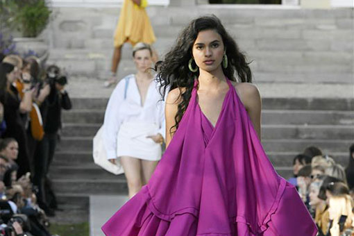 D&eacute;fil&eacute; Jacquemus Printemps-&eacute;t&eacute; 2019 Femme &agrave; Paris