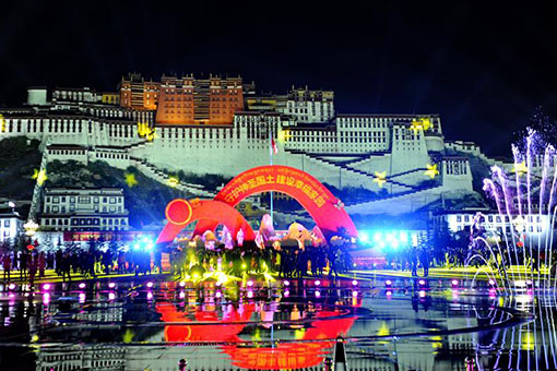 Tibet : spectacle de lumières thématique devant le Palais du Potala