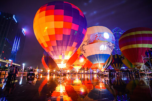 Des montgolfières colorées dans le sud-ouest de la Chine
