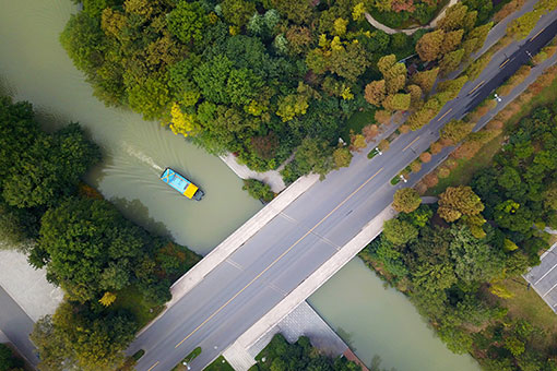 Chine: paysage d'automne du site touristique du lac mince de l'Ouest