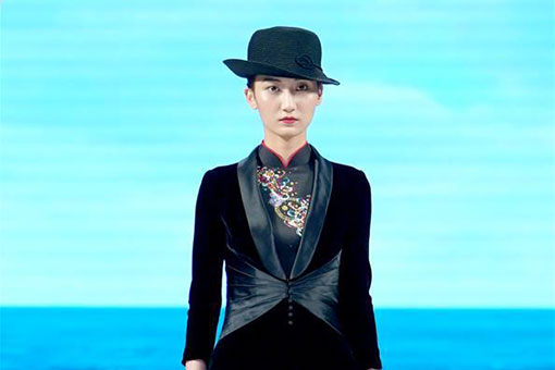 Semaine de la mode de Chine: défilé des créations du styliste Zhang Zhifeng
