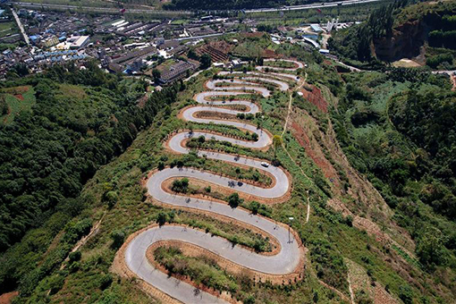 Chine : route de montagne sinueuse au Yunnan