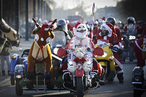Pologne : d&eacute;fil&eacute; de motards d&eacute;guis&eacute;s en P&egrave;re No&euml;l &agrave; Varsovie
