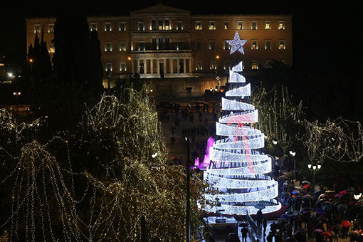 Grèce : sapin de Noël illuminé à Athènes