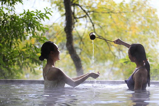 Chine: une baignade dans les sources d'eau chaude