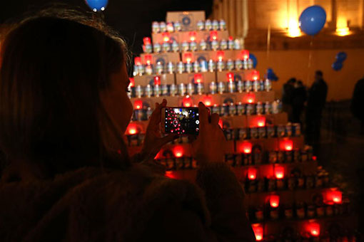 Grèce: sapins de Noël composés de boîtes de lait à Athènes