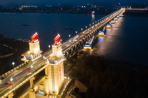 Chine : r&eacute;ouverture du Grand pont de Nanjing sur le fleuve Yangts&eacute;