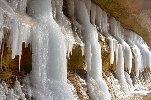 Des gla&ccedil;ons au site pittoresque de la vall&eacute;e Heilaoguo dans le nord-ouest de la Chine
