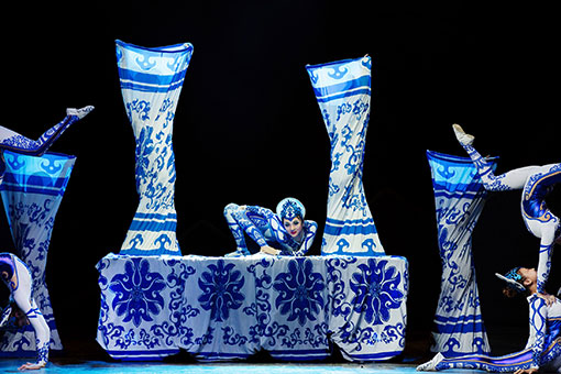 Un spectacle d'acrobatie des artistes chinois &agrave; Sao Paulo au Br&eacute;sil