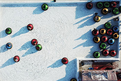 Des gens s'amusent sur la rivi&egrave;re Songhua gel&eacute;e &agrave; Harbin en Chine