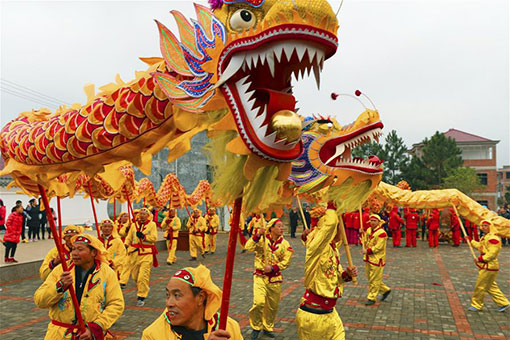 Chine: danses du dragon pour accueillir la F&ecirc;te des lanternes