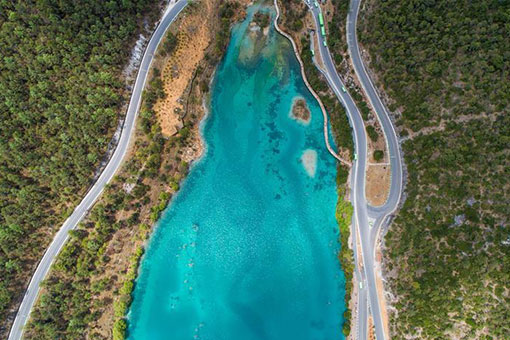 Chine: paysage de la Vall&eacute;e de la Lune Bleue &agrave; Lijiang