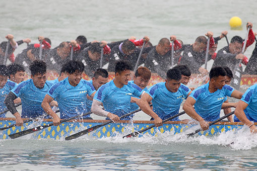 Une course de bateaux-dragons dans l'est de la Chine