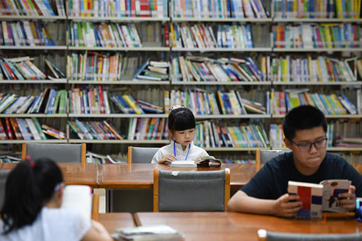 Des enfants participent à de diverses activités lors des vacances d'été à travers la Chine