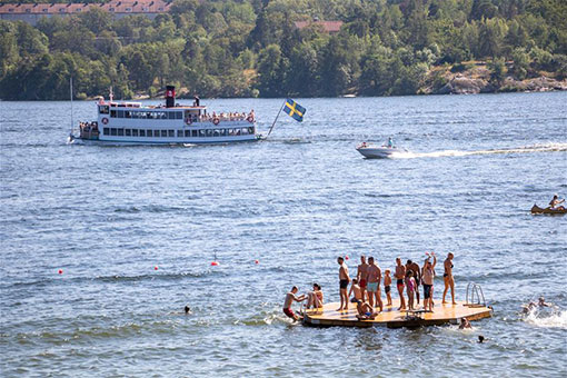 Suède : les gens se rafraîchissent au bord d'un lac